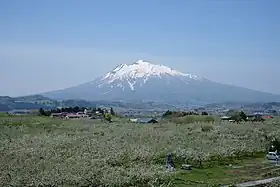 岩木山とりんご畑