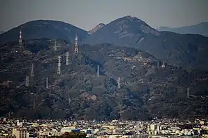 日本平から望む陣場山(左)と浜石岳(右)(2016年2月10日)