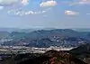 富士見岩から望む弓張山地の尉ヶ峰、左奥に富士山（2013年12月7日撮影）