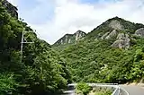 左:城山の山容右:城山山頂から浅茅湾・朝鮮半島方向を望む