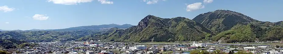 葛城山(左)を東から望む 中央の岩山は城山 中央後方は達磨火山