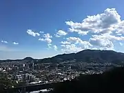 六甲山（右）が西と北に広がる。