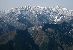 小津権現山から望む貝月山と揖斐高原スキー場(2010年3月22日)