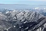 南方の伊吹山から望む貝月山、その右奥に能郷白山(2013年1月5日)