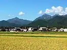 麓の菰野町から望む鎌ヶ岳(左)と御在所岳(右)