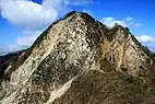 南側から望む山頂部(花崗岩の風化が進んでいる)