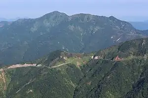東側の冠山から望む金草岳（2013年6月29日撮影）