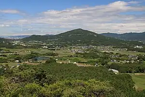東側の比丘尼城址から望む吉祥山（2018年6月12日撮影）