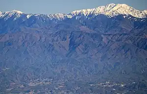 恵那山から望む伊那山地の鬼面山(中央部)、奥に赤石山脈の小河内岳と荒川三山、2016年12月3日撮影