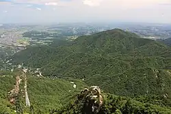 御在所岳から望む雲母峰、手前に大黒岩、左端に御在所ロープウェイ（2016年7月11日撮影）