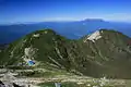山頂から望む御嶽山。手前は木曽前岳と麦草岳