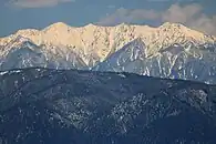 北東側に中央アルプスの木曽駒ヶ岳