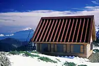 小河内岳避難小屋と富士山