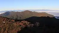 三つ峠山から望む御坂山地と遠景の赤石山脈