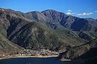 足和田山の三湖台から望む黒岳と西湖(2014年12月13日撮影)