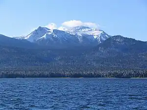 阿寒湖上と噴気を上げる雌阿寒岳