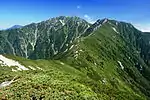 越百山から望む南駒ヶ岳（左）と仙涯嶺（右）