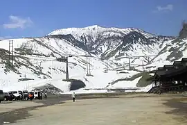 東麓から望む本白根山手前は白根火山ロープウェイの索道。
