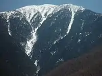 北側のコガラ登山口から望む麦草岳