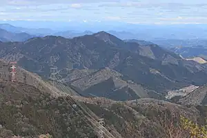 西側の外津汲山から望む妙法ヶ岳（2020年4月19日撮影）