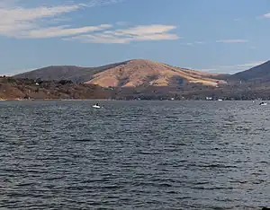 山中湖畔(山梨県山中湖村)から望む鉄砲木ノ頭(明神山)、右の鞍部が三国峠、2015年11月21日