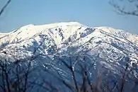 山頂から北西側に望む残雪期の能郷白山