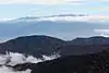 蝶ヶ岳から望む鍋冠山、遠景は八ヶ岳（2013年10月8日）