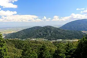 北側の明神の森から望む南宮山、右奥に養老山地(2014年9月13日撮影)