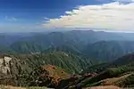 西の両白山地大笠山から望む人形山、遠景は飛騨山脈(北アルプス)