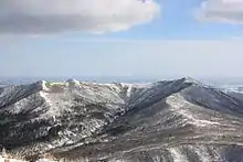 摩周岳山頂から南東に西別岳を望む 山頂は右