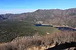 足和田山の三湖台から望む王岳と左奥の三方分山、手前に山麓の青木ヶ原と西湖