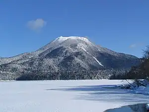 冬の結氷した阿寒湖と雄阿寒岳