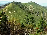 三方崩山から望むクマザサが生い茂る奥三方岳