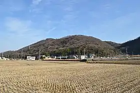 大廻小廻山城のある大廻・小廻山(左奥に大廻山頂、正面山塊の裏手に小廻山頂)