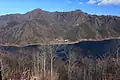 足和田山の三湖台から望む鬼ヶ岳(左)と十二ヶ岳(右)、手前に西湖(2014年12月13日撮影)
