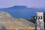 西側の展望山頂の三角点と御嶽山
