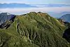 聖岳から望む、中盛丸山（左奥に前茶臼山）、大沢山、その背後に中央アルプスと北アルプス（2014年7月26日）