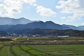 雷山神籠石(雷山城)のある尾根(中央)(左上の山塊に雷山山頂)