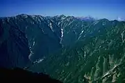 爺ヶ岳から望む蓮華岳と針ノ木岳から北へと延びる後立山連峰の山並み（2001年8月2日）