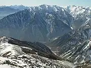北側の爺ヶ岳から望む蓮華岳と針ノ木岳、中央付近に扇沢駅（2001年11月20日）