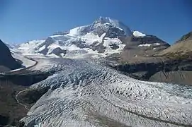 ロブソン山とロブソン氷河（手前）