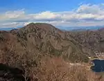 パノラマ台から望む三方分山、右下部に精進湖(2014年12月13日)