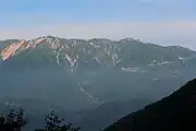 三方岩岳の北側を通る