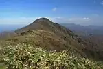 南側の登山道の稜線から望む三周ヶ岳の山頂部