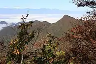 東南東側の黒岳から望む釈迦ヶ岳遠景は赤石山脈