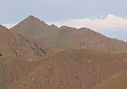 東側の三ッ峠山から望む黒岳の北尾根越しの釈迦ヶ岳