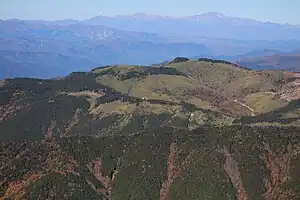 小秀山(カブト岩)から望む白草山、遠景は 別山と白山(2014年10月25日撮影)