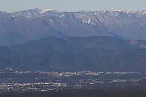 東側の越前岳から望む思親山、遠景は赤石山脈、左に光岳、右に茶臼岳(2020年1月5日)