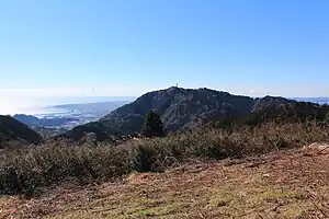 満観峰から望む高草山、その左奥に焼津漁港(2016年2月16日)