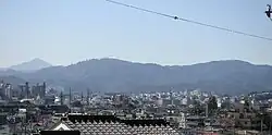 東京西部、八王子市にある高尾山。標高599mで、年間登山者(訪問者)数は260万人以上。歴史ある霊場で神社仏閣なども多数あり、ミシュランガイドで三つ星(最高ランク)と評価され外国人観光客にも人気がある。